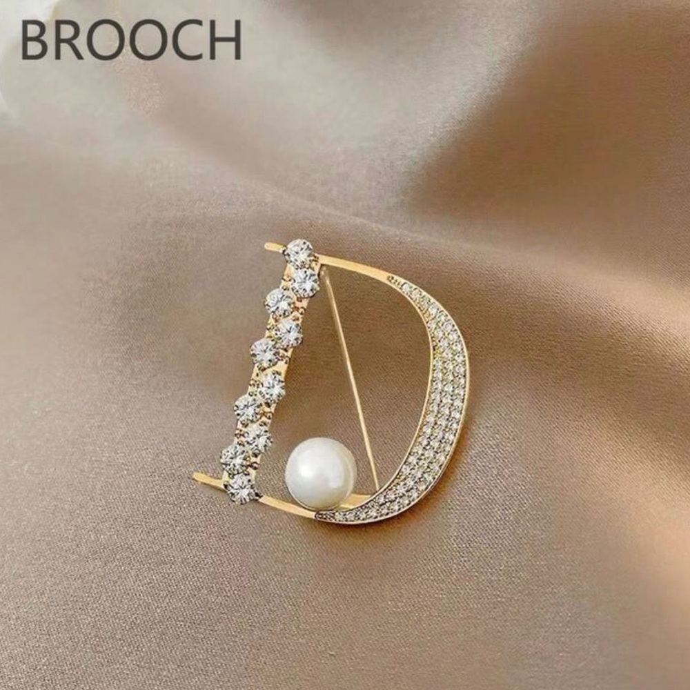 NWT Elegant Gold & Sparkling Rhinestones, Brooch Letter D & Pearl Accent